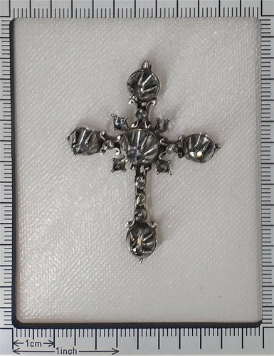 Pendentif Croix en argent rococo des années 1750 : l'art de la joaillerie 58 Facettes 24121-0345
