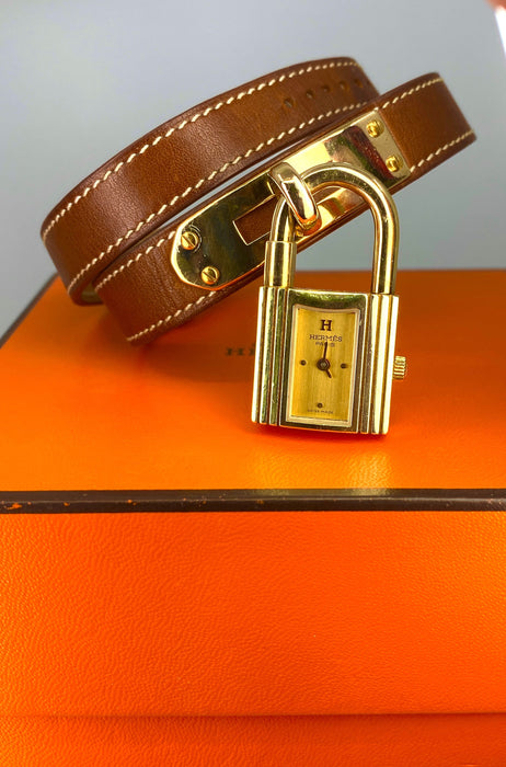 Montre Hermès  - Montre «  Kelly », cadran PM plaqué or, double tour cuir marron 58 Facettes AB453