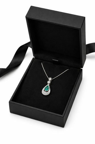 Pendentif Pendentif en or blanc, émeraude et diamants 58 Facettes 50401