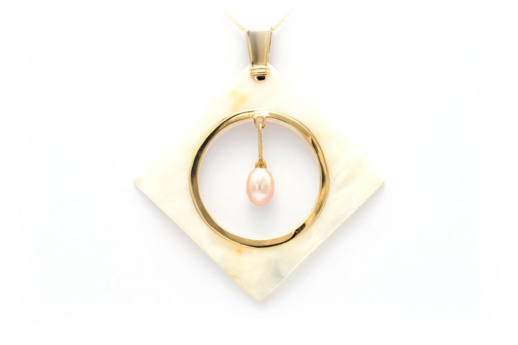 Pendentif Pendentif années 70 or jaune et nacre, serti d'une perle 58 Facettes 22320