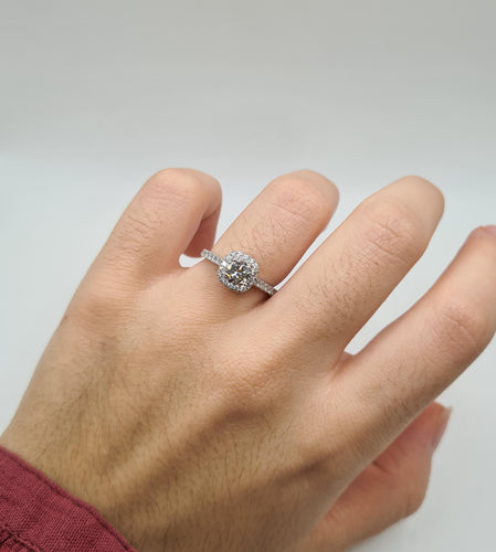 Bague 52 Bague or blanc sertie d'un diamant GIA et diamants naturels 58 Facettes