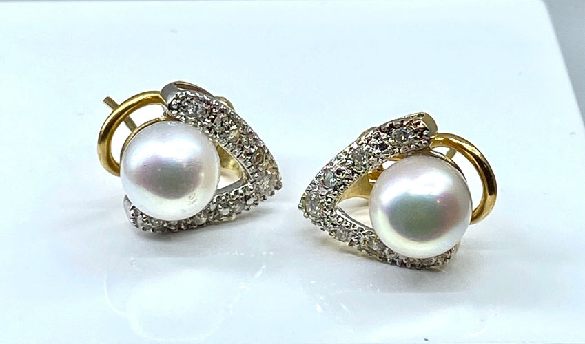 Boucles d'oreilles Boucles d’oreilles en or 18 carats, perles de culture et 14 diamants 58 Facettes AB390