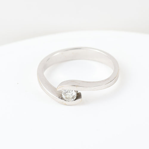 Bague solitaire en or blanc 18 carats et diamant de 0,16 carat.