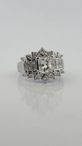 Bague en or blanc 18 carats ornée de diamants