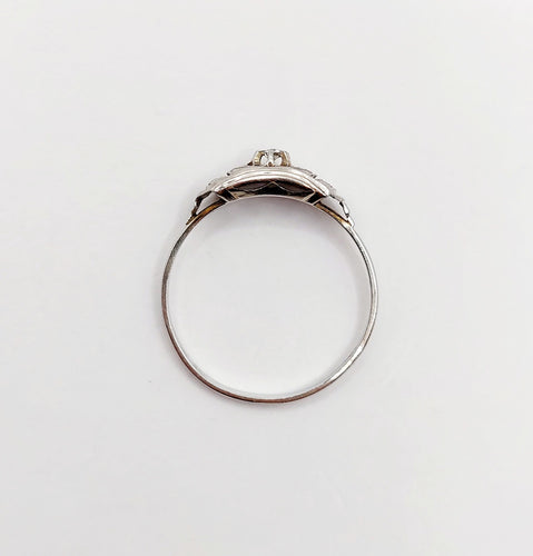 Bague 56 Bague Art Déco or blanc, diamant et monture géométrique (circa 1920) 58 Facettes A06246