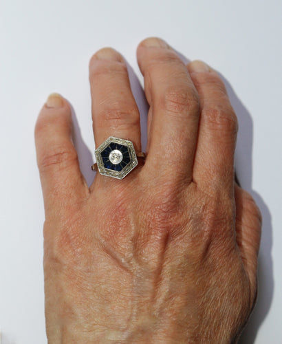 Bague 56 Bague Hexagonale Art Déco en or blanc, diamants et saphirs 58 Facettes 156