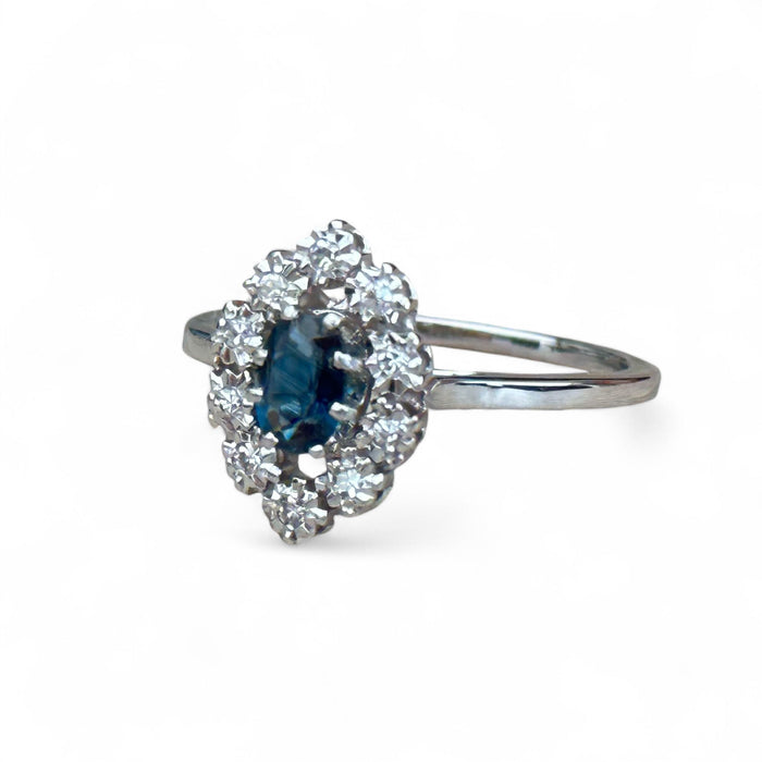 Bague Marguerite or blanc, saphir, diamants