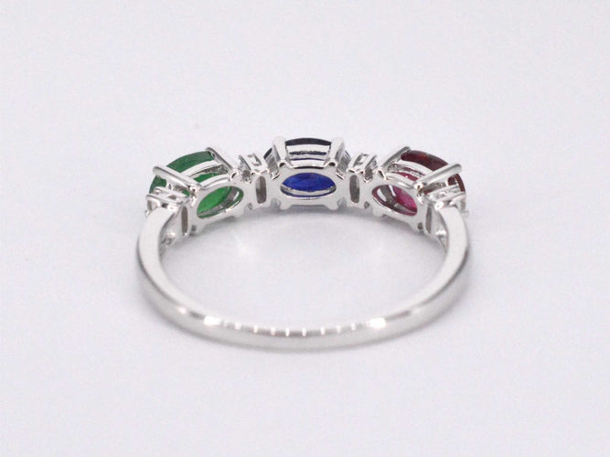 Bague 54 Bague en or blanc avec diamants, saphir, rubis et émeraude 58 Facettes 2128