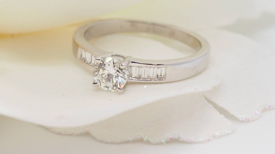 Bague 54 Solitaire en or blanc et diamant rond de 0,52 ct, diamants baguettes 58 Facettes 24474