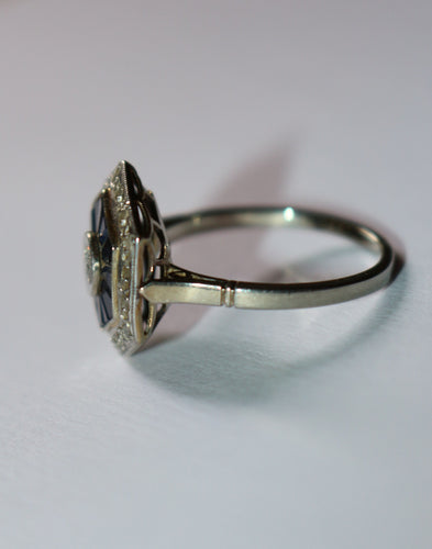 Bague 56 Bague Hexagonale Art Déco en or blanc, diamants et saphirs 58 Facettes 156