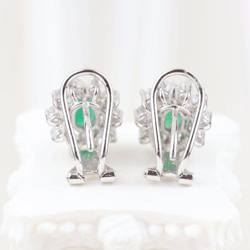 Boucles d'oreilles Boucles d'oreilles halo en or blanc 18k, émeraudes ovales et diamants 58 Facettes 125977F