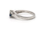 Bague contemporaine sertie en or blanc 18 carats et saphirs diamants