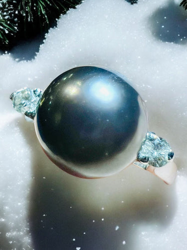 Bague en or sertie d'une perle de culture grise entourée de 2 diamants