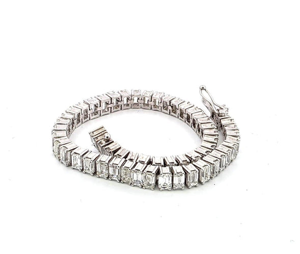 Bracelet Superbe bracelet tennis en platine avec diamants baguette 58 Facettes