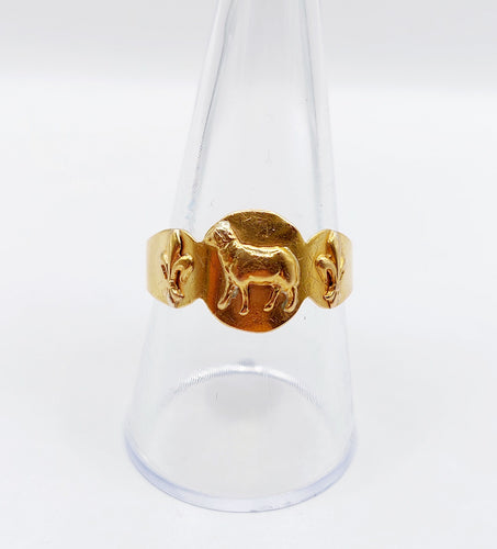 Bague 58.5 Bague chevalière antique or ornée d'un agneau épaulé de fleurs de lys 58 Facettes A05264