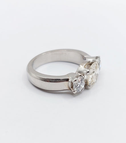 Bague jonc Art déco en platine et diamants (1,30 ct + 0,90 ct)