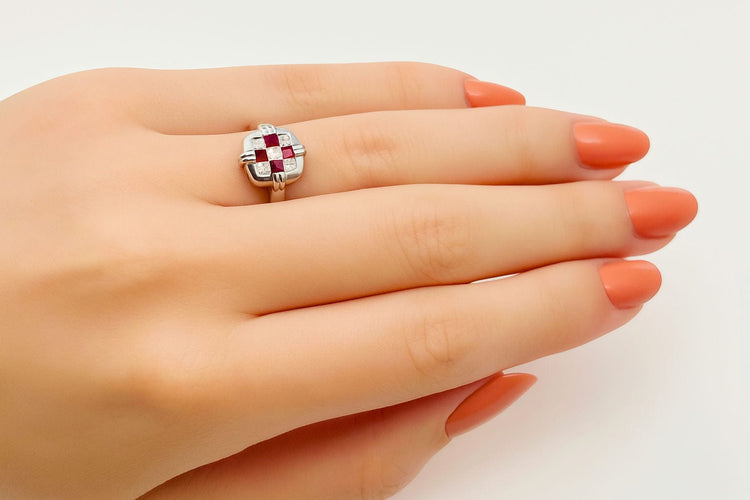 Bague 52 Bague au design moderne ornée de rubis et de diamants 58 Facettes 50198