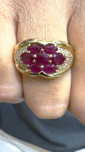 Bague vintage en or jaune , rubis et diamants
