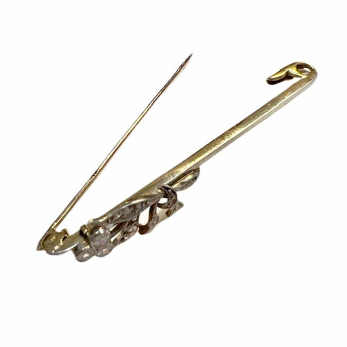 Accessoire Pin's design Art Déco 1940-1945 en or et platine avec diamants 58 Facettes Q18B