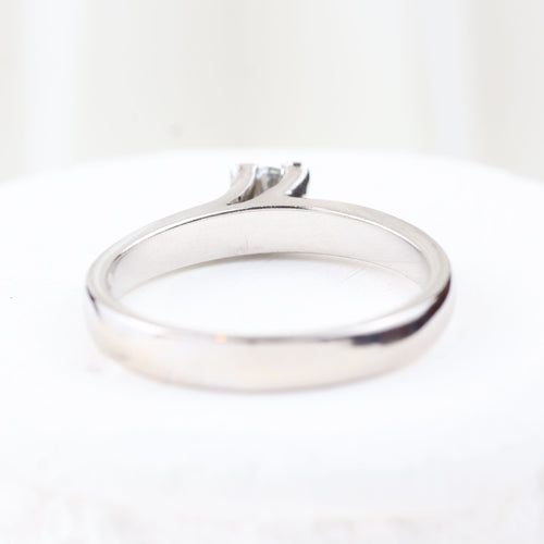 Bague 55 Bague solitaire classique en or blanc 18 carats avec diamant taille brillant 58 Facettes 135024M