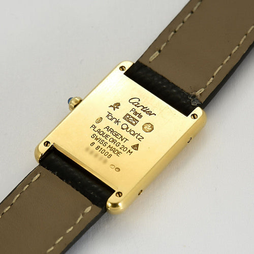 Montre Montre Cartier Modèle Tank Must en argent plaqué or cadran blanc chiffres romains. 58 Facettes