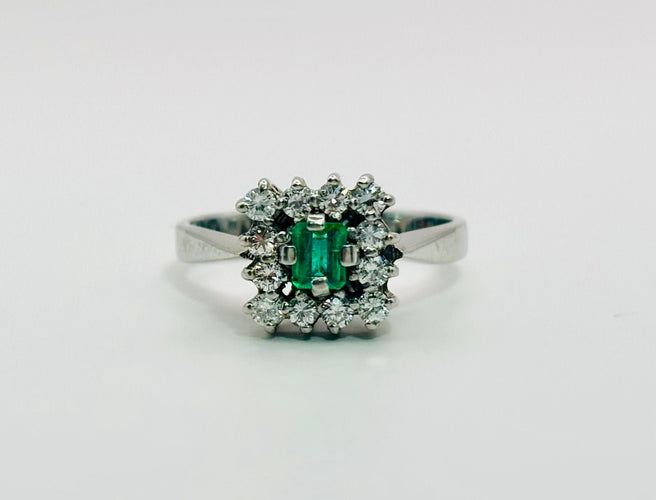 Bague en or avec halo d'émeraude et de diamant