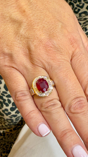 Bague 53 Bague en or jaune 18 carats rubis ovale et diamants baguettes 58 Facettes