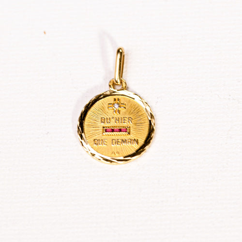 Pendentif AUGIS-Médaille d'amour ronde Plus qu'hier Moins que demain 58 Facettes LMB-280
