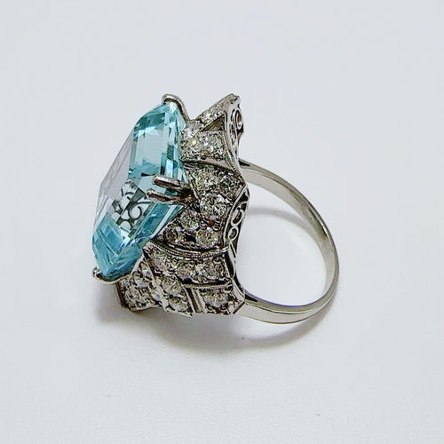 Bague de style Art déco en platine avec aigue-marine centrale et diamants