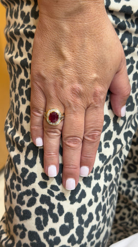 Bague 53 Bague en or jaune 18 carats rubis ovale et diamants baguettes 58 Facettes