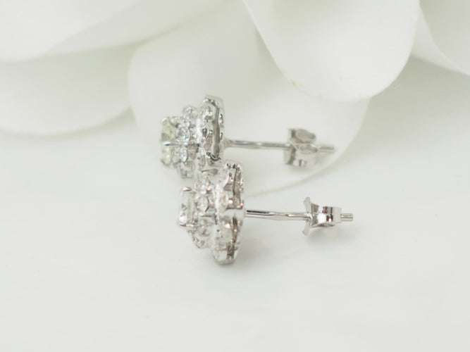Boucles d'oreilles Puces d'oreilles en or blanc et diamants 58 Facettes 33522