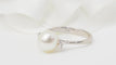 Bague 55 Bague en or blanc, perle de culture et diamants 58 Facettes 32827