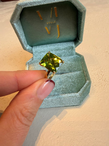 Bague 53 Vintage yellow gold and peridot ring 58 Facettes