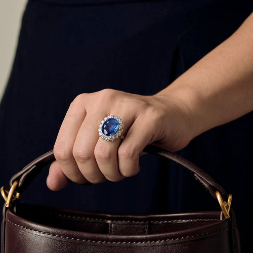 Bague 57 Bague marguerite en or blanc et or jaune centrée d'un saphir de 9cts et diamants 58 Facettes