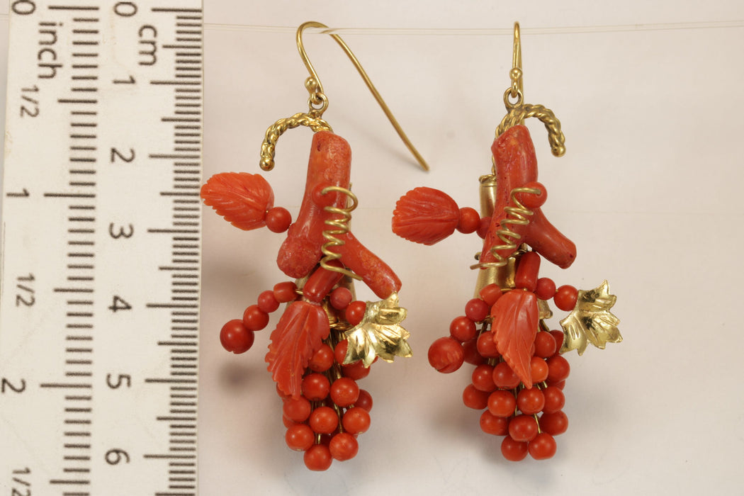 Boucles d'oreilles antiques en or et corail