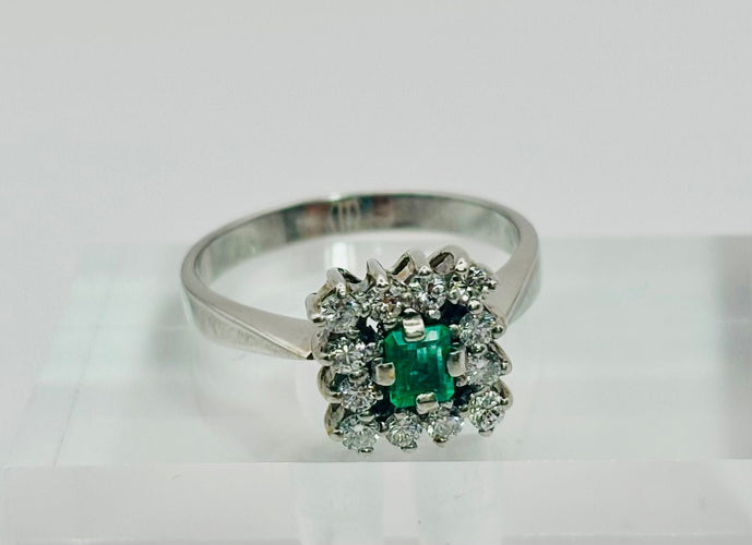 Bague en or avec halo d'émeraude et de diamant