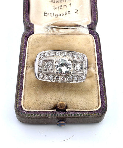 Bague 54 Superbe bague Art déco en or blanc 18 carats avec un gros diamant central et des diamants environnants 58 Facettes