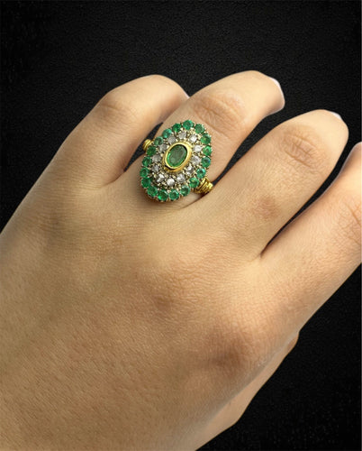 Bague 52 Bague en or jaune avec émeraude ovale et diamant et entourage d'émeraude 58 Facettes