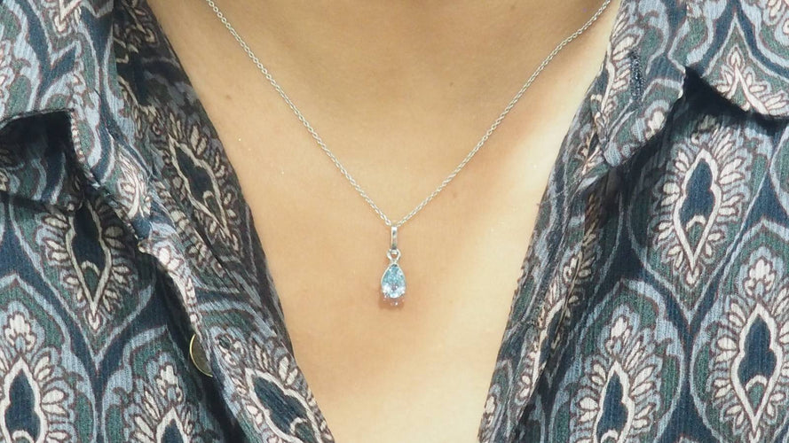 Collier Collier solitaire en or blanc et topaze bleue 58 Facettes CLAL