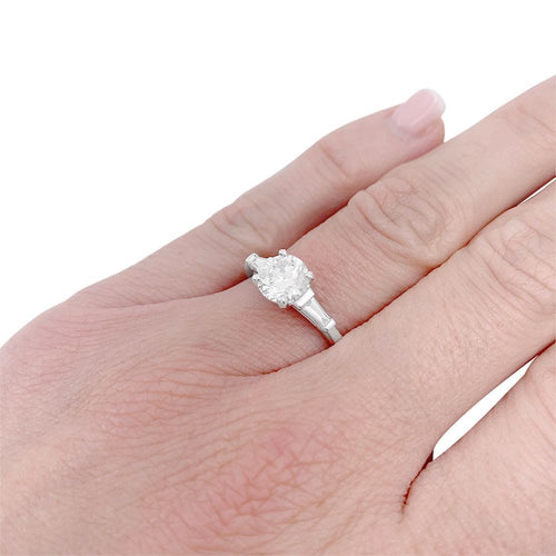 Bague 53 Bague solitaire accompagné de diamants baguette. 58 Facettes 32529