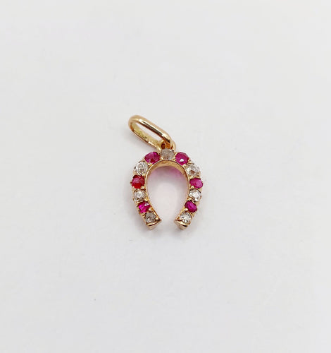 Pendentif Pendentif fer à cheval or rose, diamants et rubis (circa 1900) 58 Facettes A06034