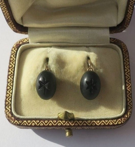 Boucles d’oreilles dormeuses anciennes en or rose 18 carats et jais noir