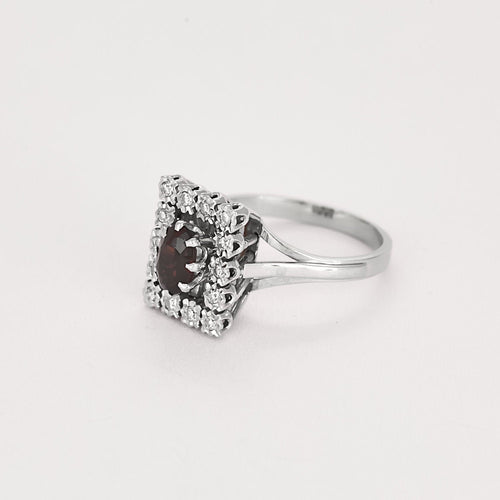 Bague 53 Bague en or blanc, grenat almandin et diamants 58 Facettes SQU3590