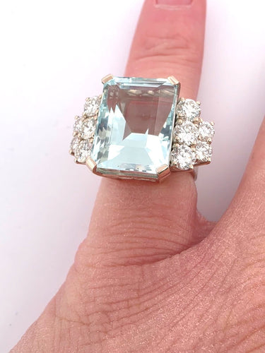 Bague 52 Bague en or blanc avec aigue-marine et diamants 58 Facettes