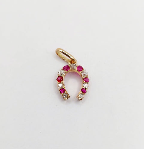 Pendentif Pendentif fer à cheval or rose, diamants et rubis (circa 1900) 58 Facettes A06034