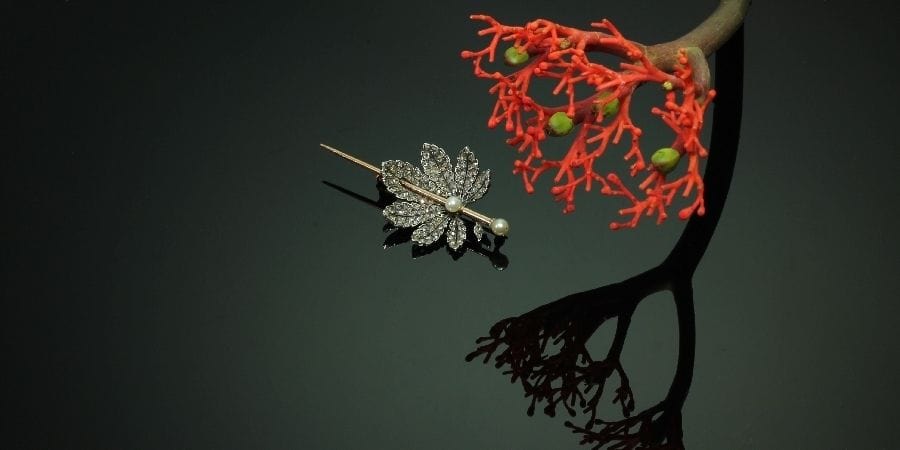 Broche Élégance automnale : broche victorienne en forme de feuille de châtaignier et diamant 58 Facettes 13361-0011