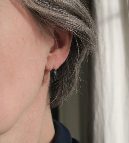 Boucles d’oreilles dormeuses anciennes en or rose 18 carats et jais noir