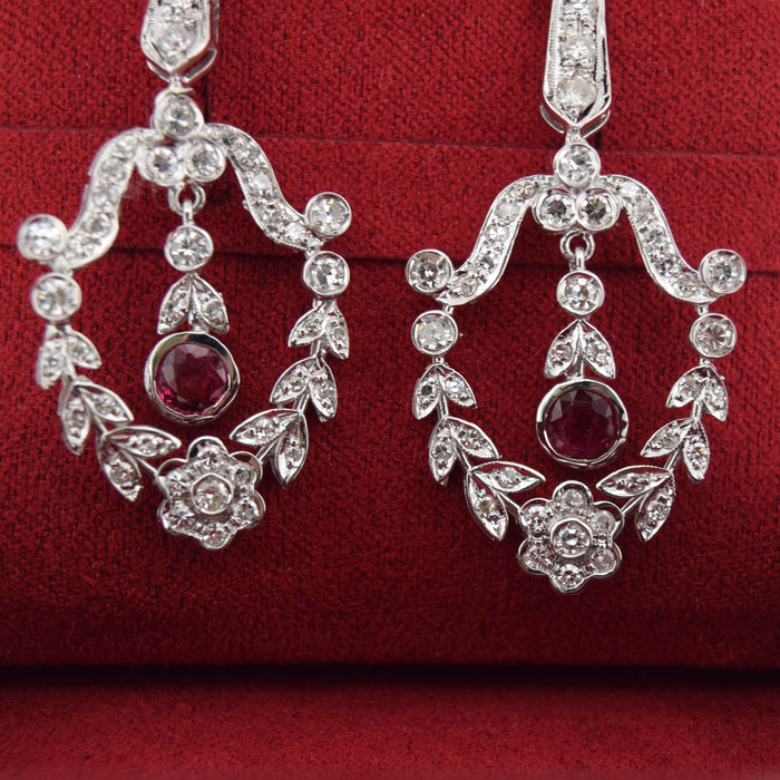 Boucles d'oreilles élégantes en or jaune avec diamants et rubis