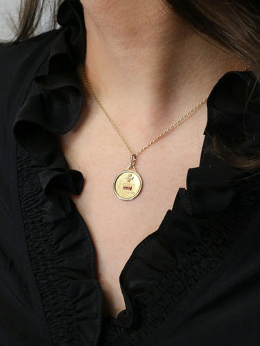 Pendentif Médaille amour Augis ronde Plus qu'hier moins que demain or jaune diamant rubis 58 Facettes J545