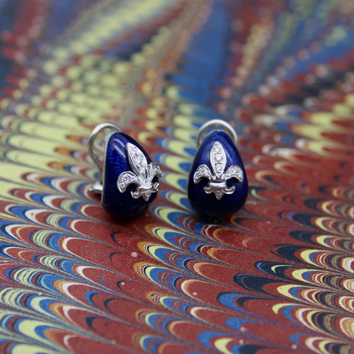 Boucles d'oreilles Boucles d'oreilles en or blanc 18 carats, émail Hidalgo, fleur de lys et diamants 58 Facettes